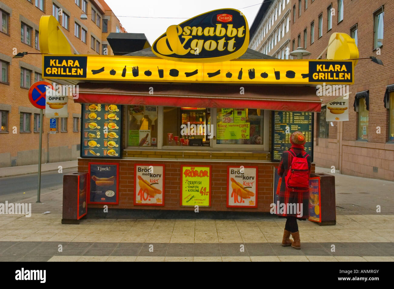 Snack Grill dans rue piétonne Drottningsgatan dans le centre de Stockholm  Suède UE Photo Stock - Alamy