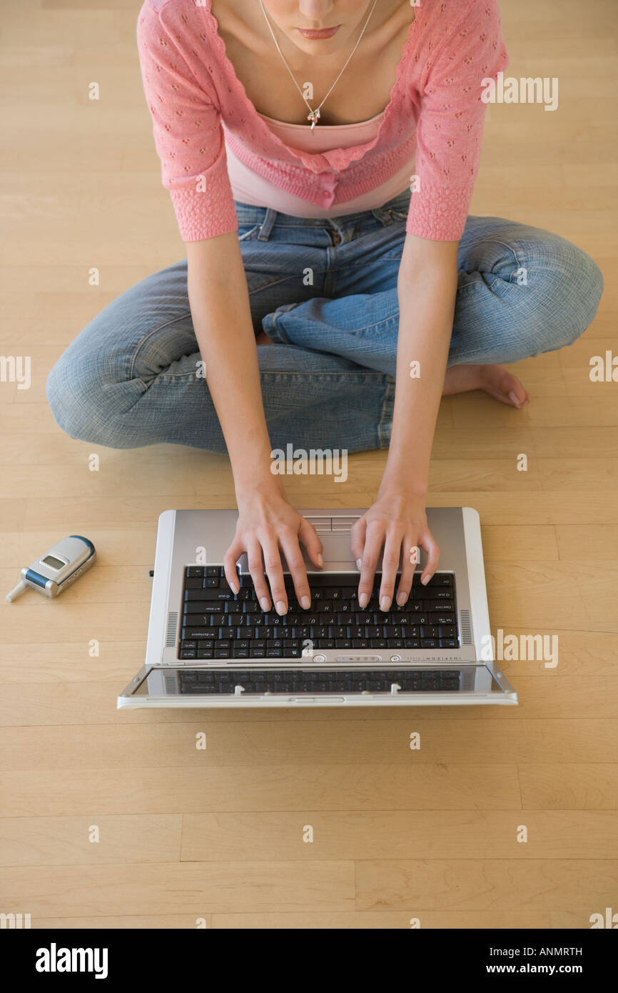 Young woman typing on laptop Banque D'Images