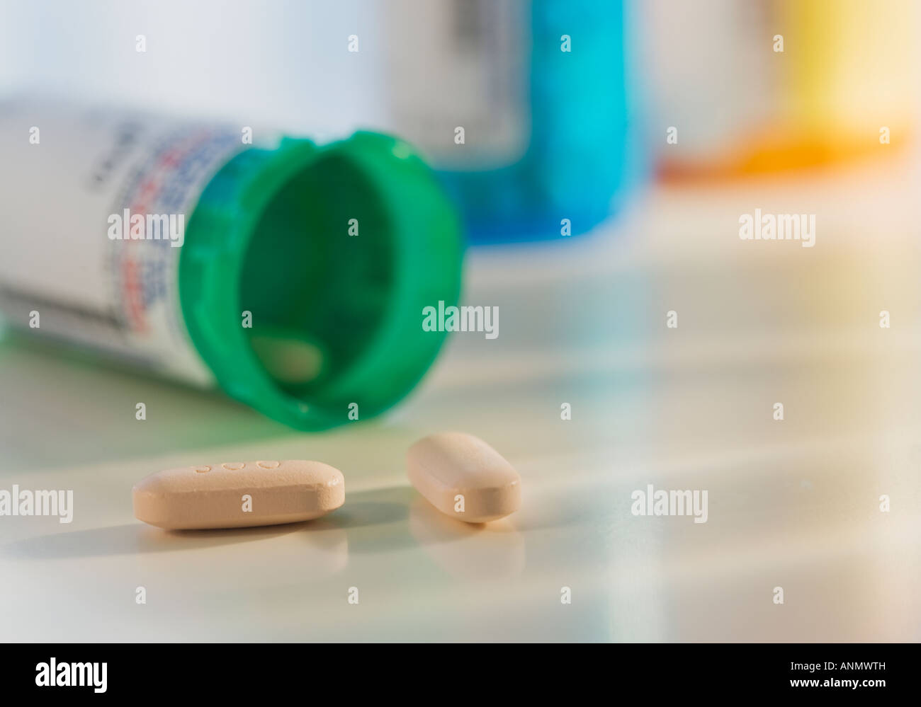 Close up of pills spilling out of bottle Banque D'Images