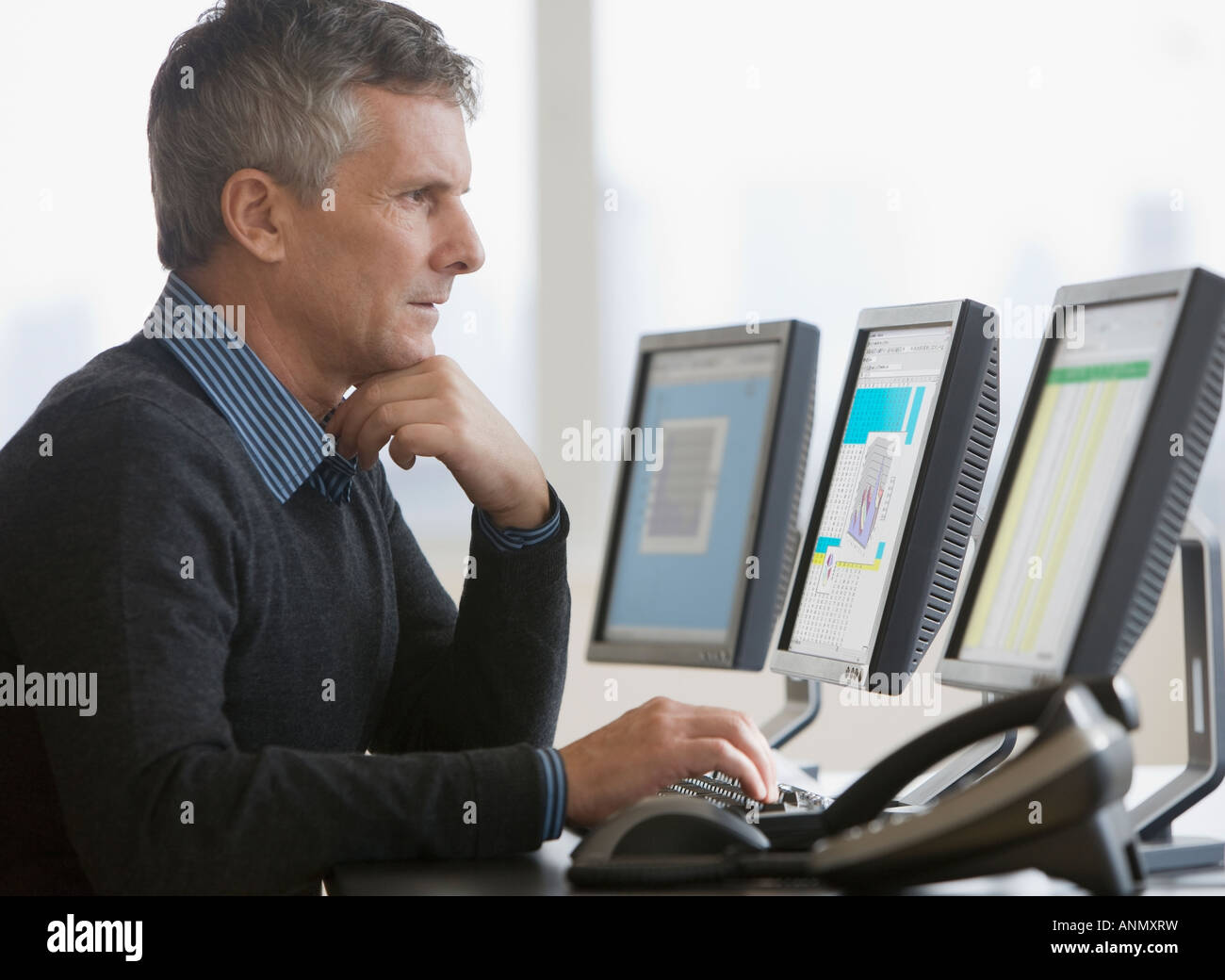 Businessman typing on computer Banque D'Images