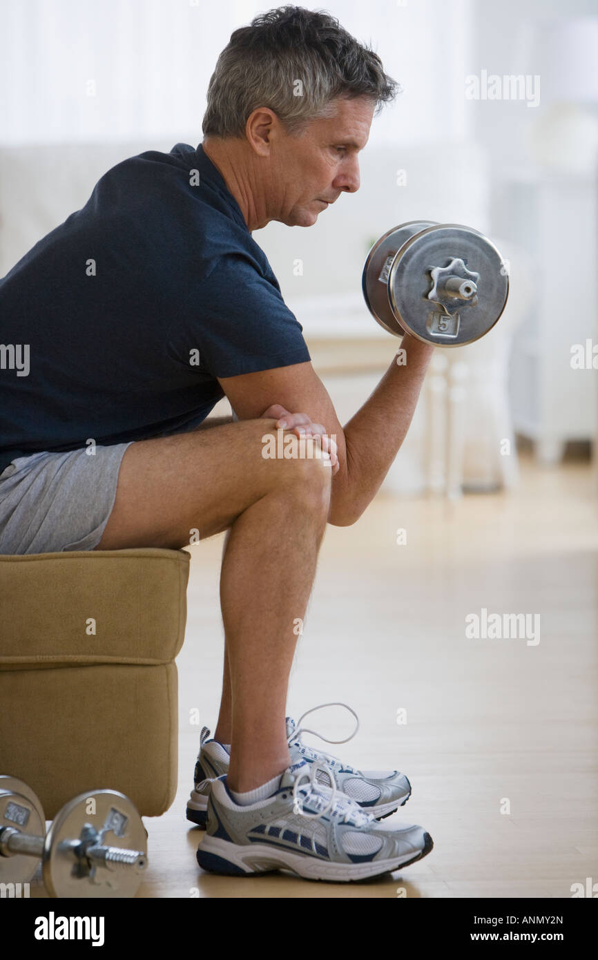 Man lifting weights Banque D'Images
