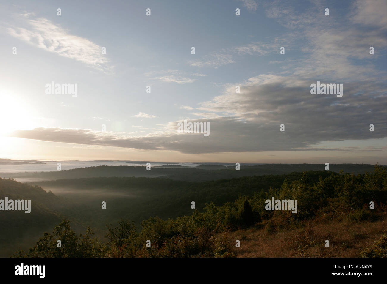 Campagne paisible au petit matin panorama Français Banque D'Images