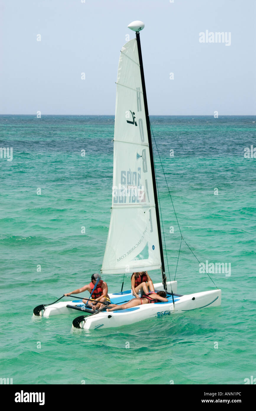 Les vacanciers sur catamaran en Punta Cana, République dominicaine, Août 2006 Banque D'Images