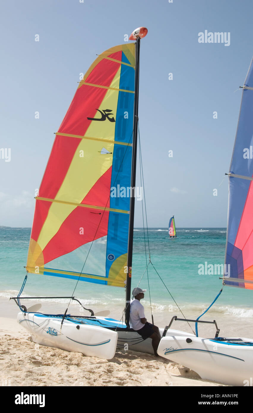 Travailleur Resort et les catamarans à Punta Cana, République dominicaine, Août 2006 Banque D'Images