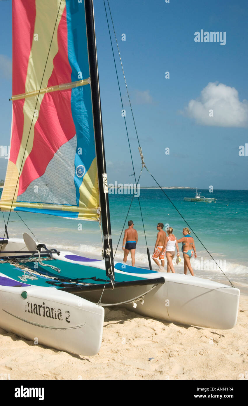 Des catamarans et les vacanciers à Punta Cana, République dominicaine, Août 2006 Banque D'Images