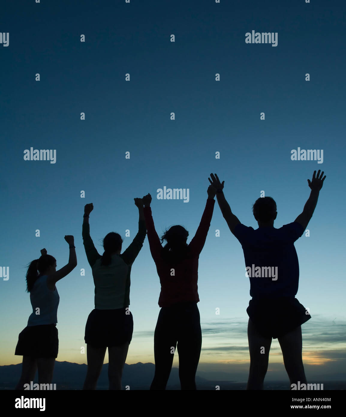 Silhouette de personnes avec bras levés, Salt Flats, Utah, United States Banque D'Images