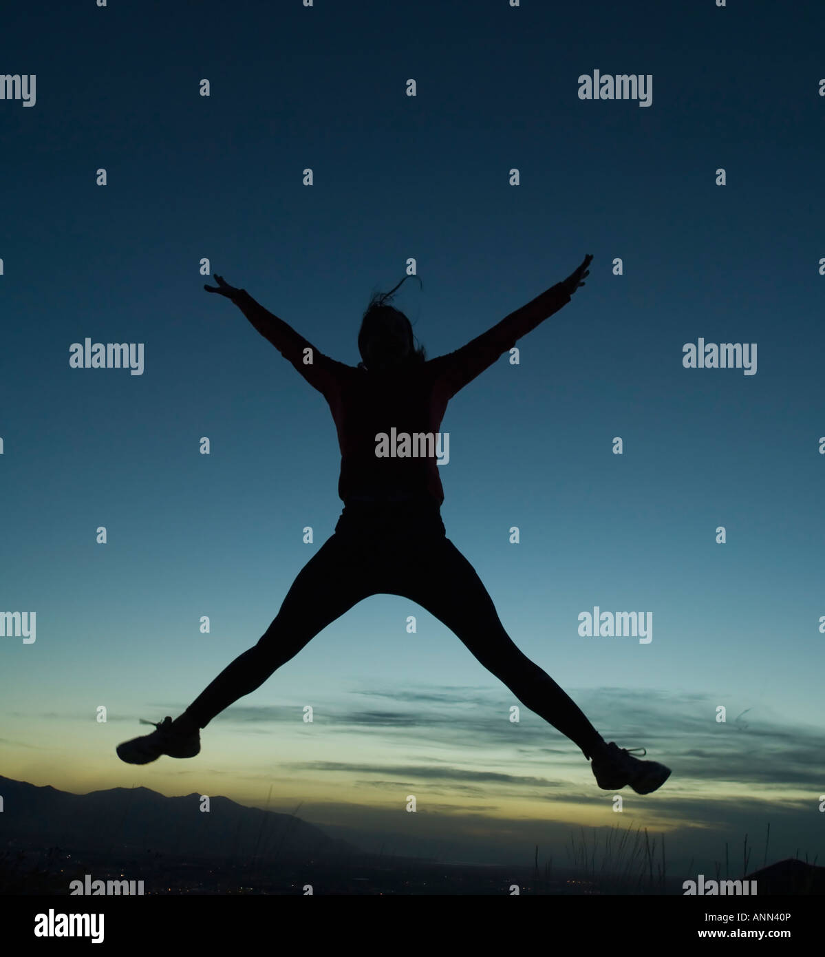 Silhouette of women jumping, Salt Flats, Utah, United States Banque D'Images