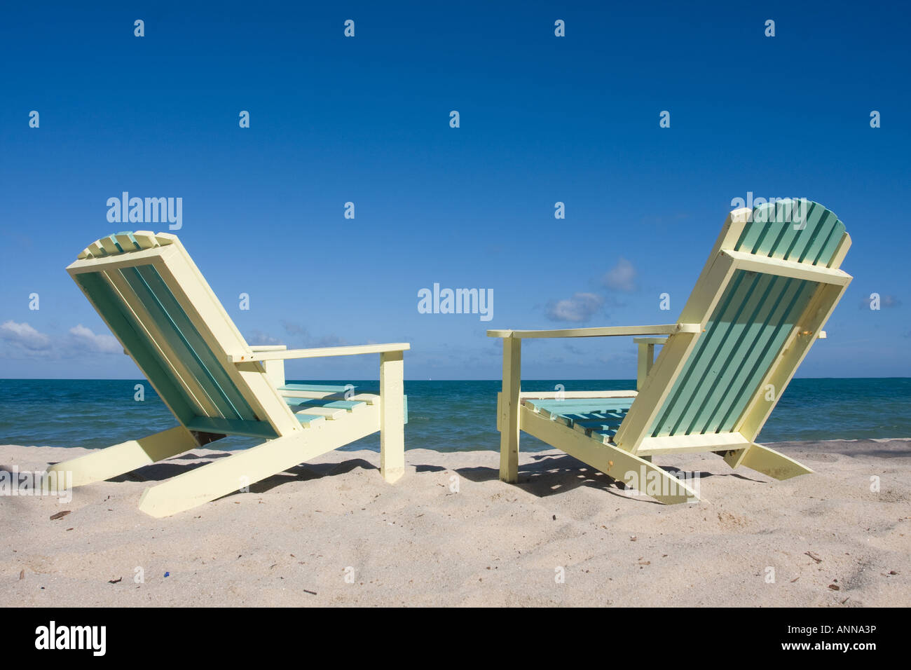 Chaise longue en bois sur la plage Banque D'Images