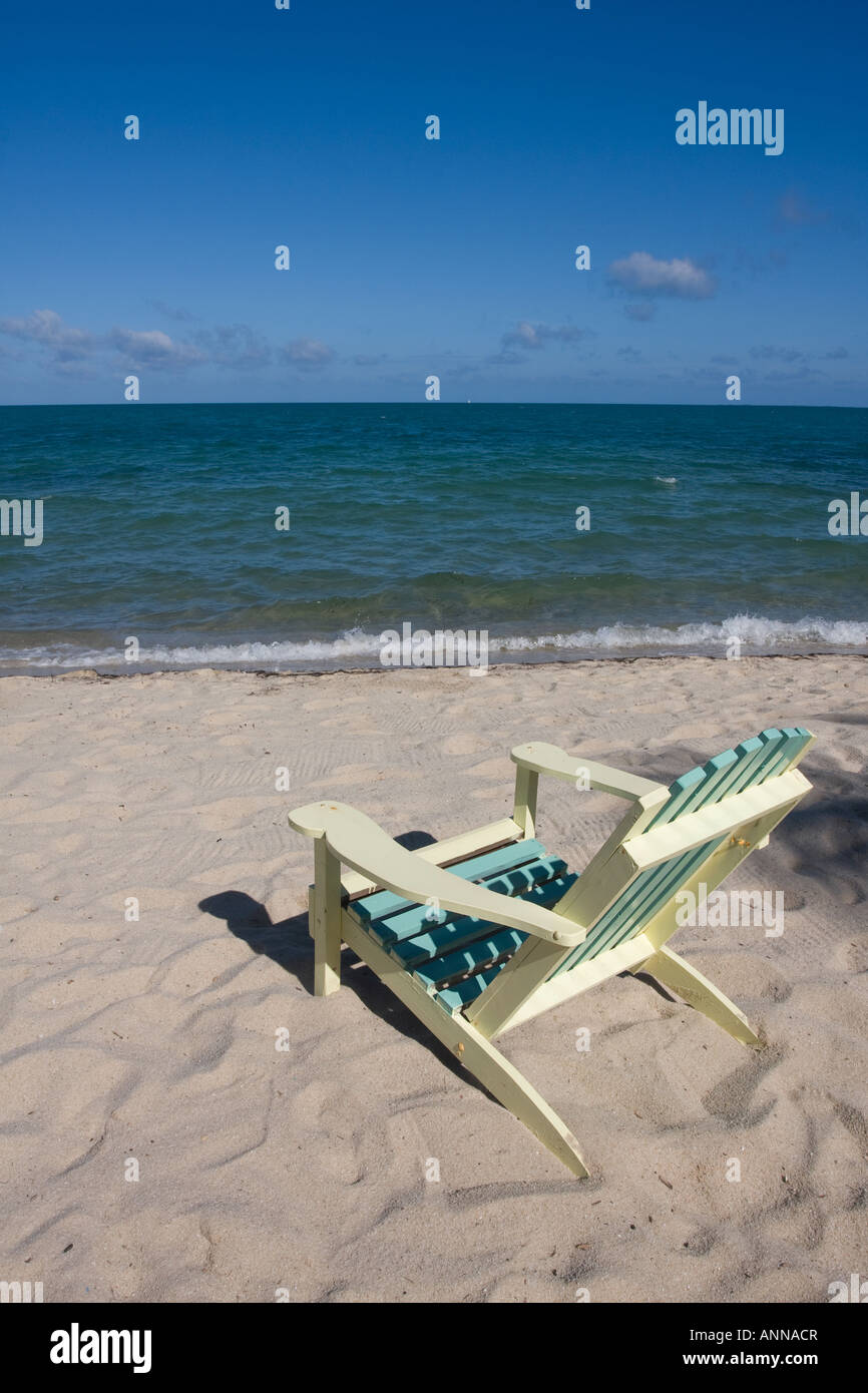 Chaise longue en bois sur la plage Banque D'Images