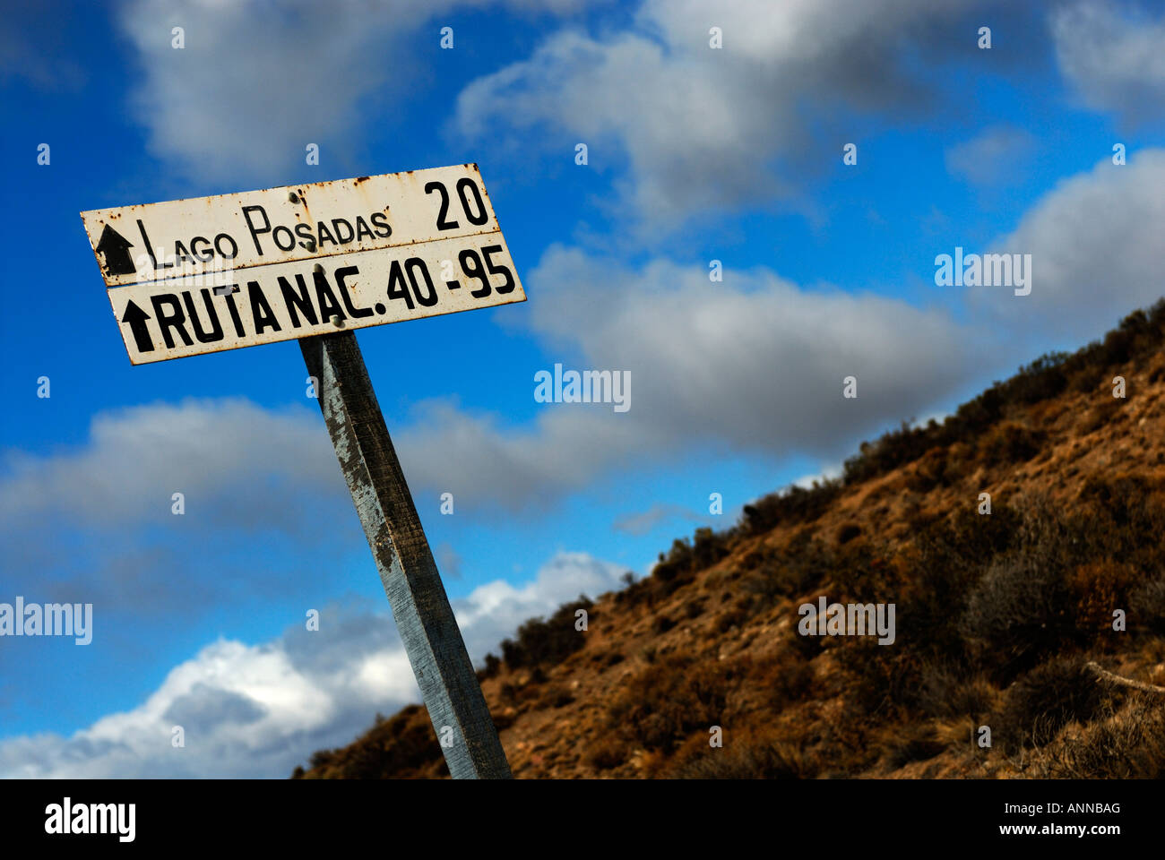 Signe de route en Patagonie, Lago Posadas, Province de Santa Cruz, Argentine, Amérique du Sud Banque D'Images