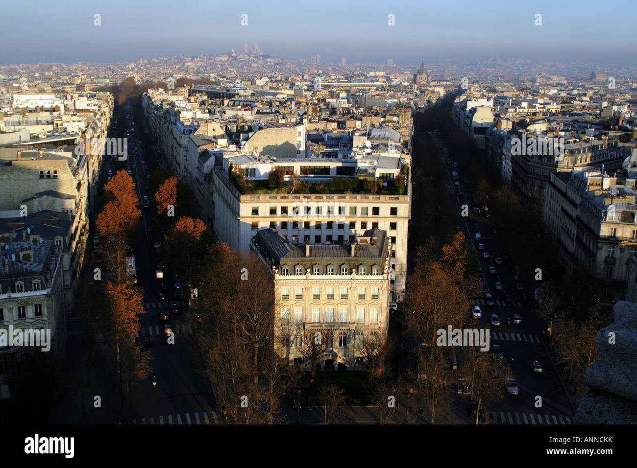Une vue sur les boulevards de Paris depuis le haut de l'Arc de Triomphe Paris France Banque D'Images