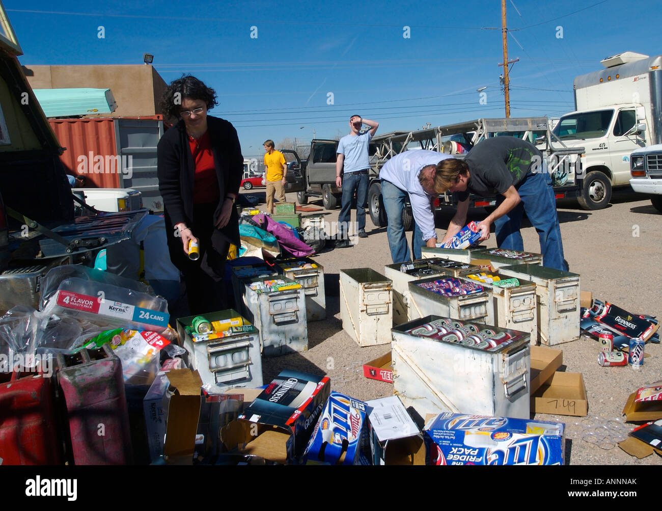 Les gens plusieurs douzaines de cas d'emballage de la bière et des jus de fruits en surplus d'armée rocket boîtes pour un voyage de rafting en eau vive Banque D'Images