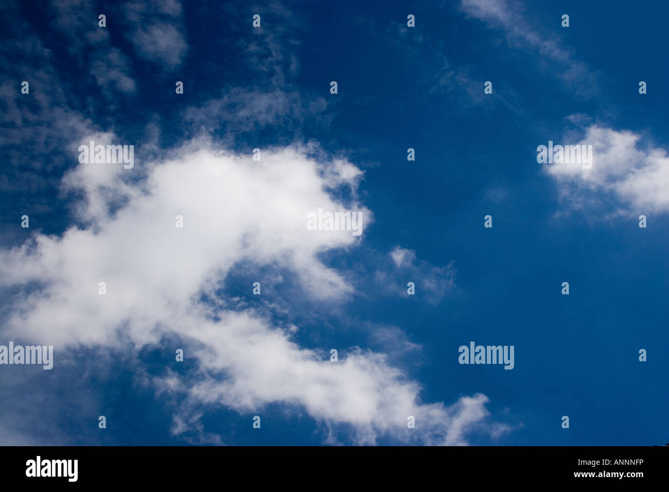 Ciel ouvert avec un couple de nuages blancs moelleux Banque D'Images