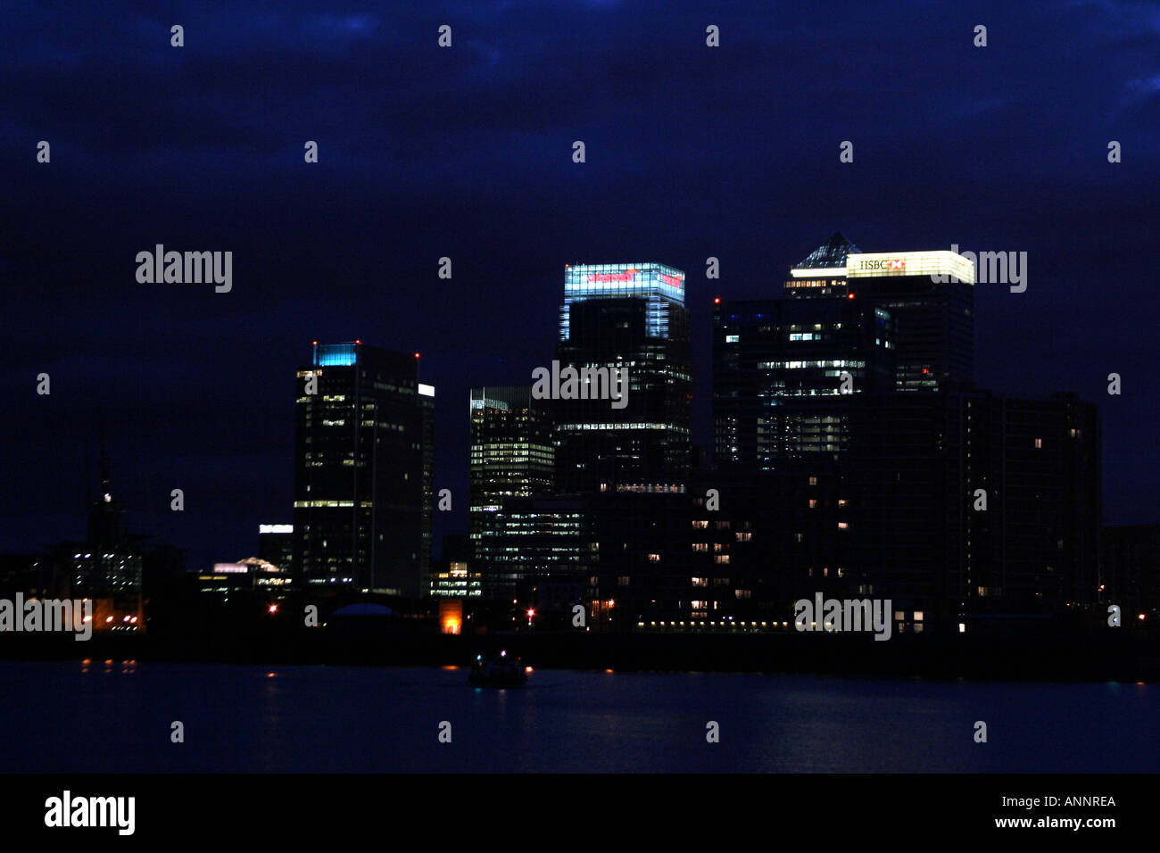 London Docklands skyline at night Banque D'Images