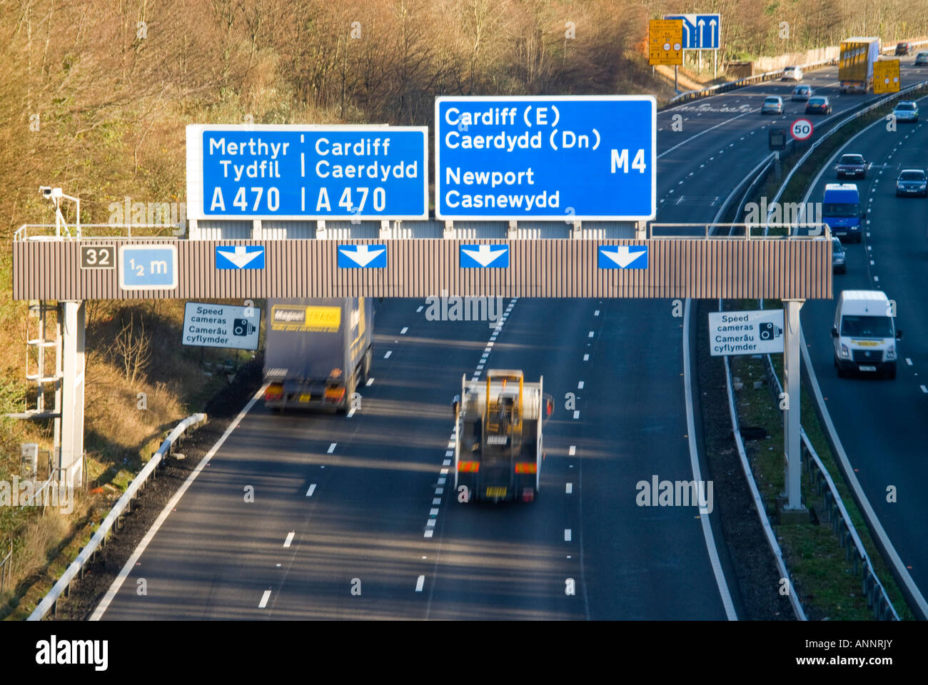 Vue horizontale de beaucoup de trafic en accélérant le long de l'autoroute M4 en direction de Cardiff pour une journée ensoleillée Banque D'Images