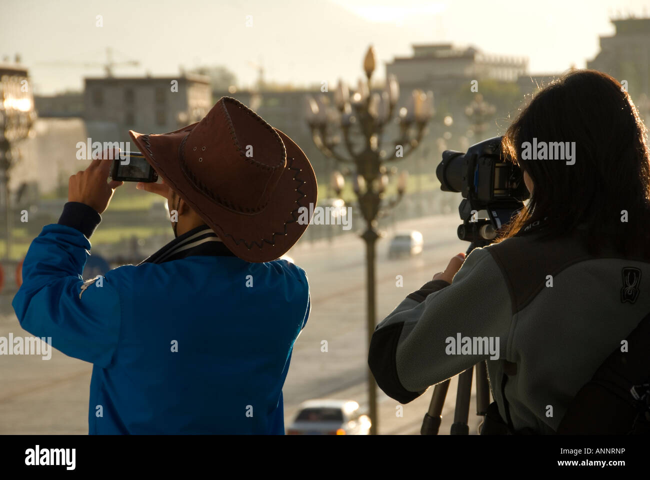 Les touristes de prendre des photographies au Tibet Banque D'Images