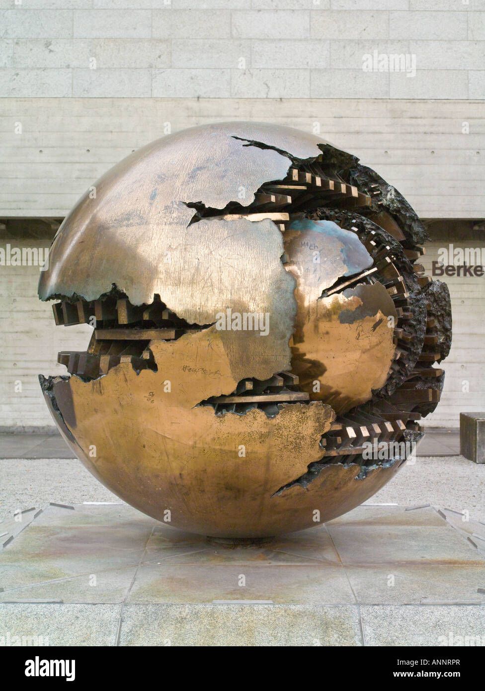 Pomodoro sculpture, Berkeley Library, Trinity College, Dublin Banque D'Images