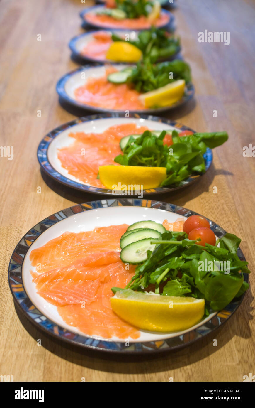Close up vertical de saumon fumé avec salade de plaqué starters prêt pour  le dîner de Noël Photo Stock - Alamy