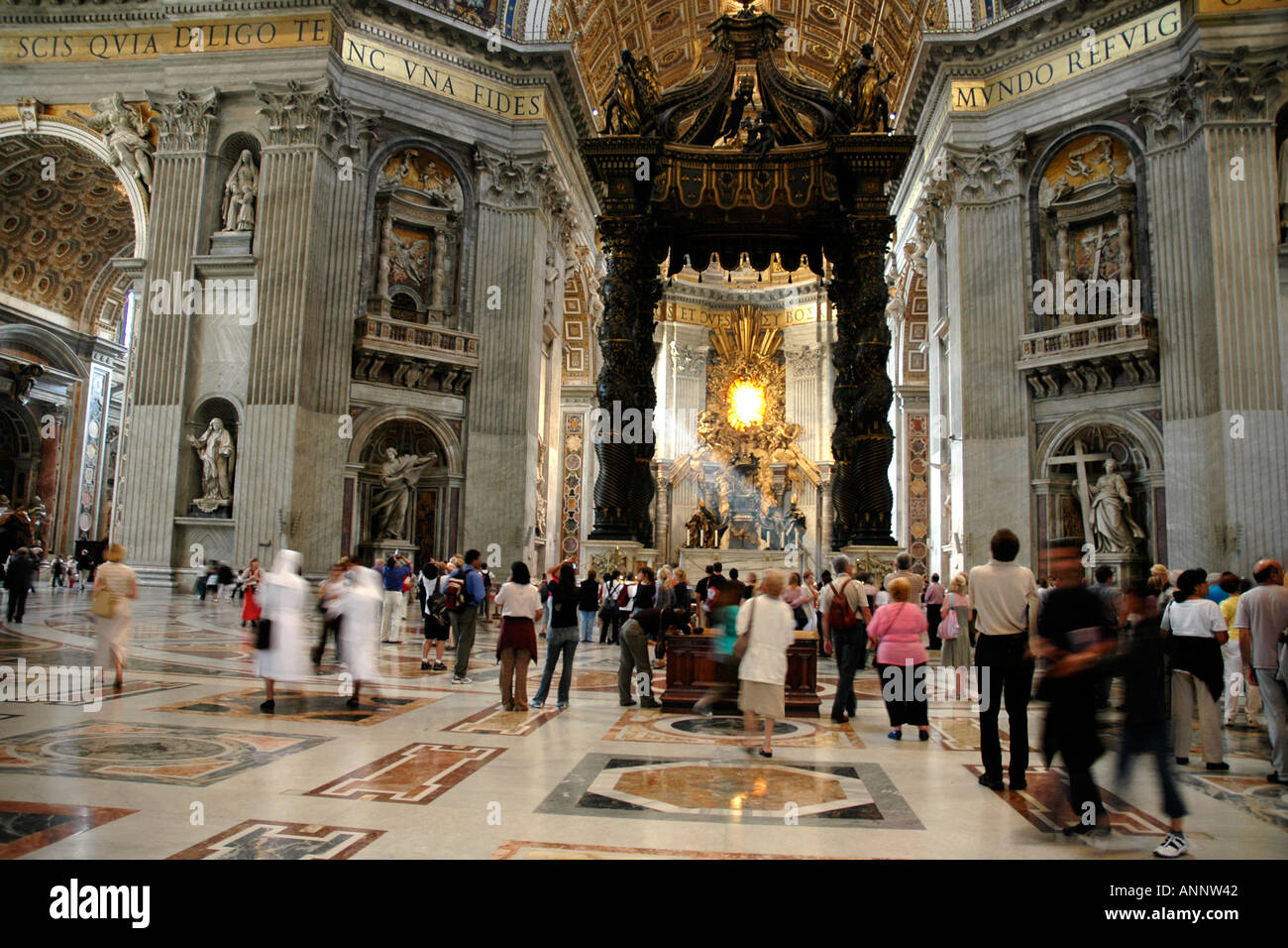 À l'intérieur de Rome, la basilique Saint Pierre la colossale Bernin baldaquin ou auvent au-dessus de l'autel papal domine la longue nef Banque D'Images