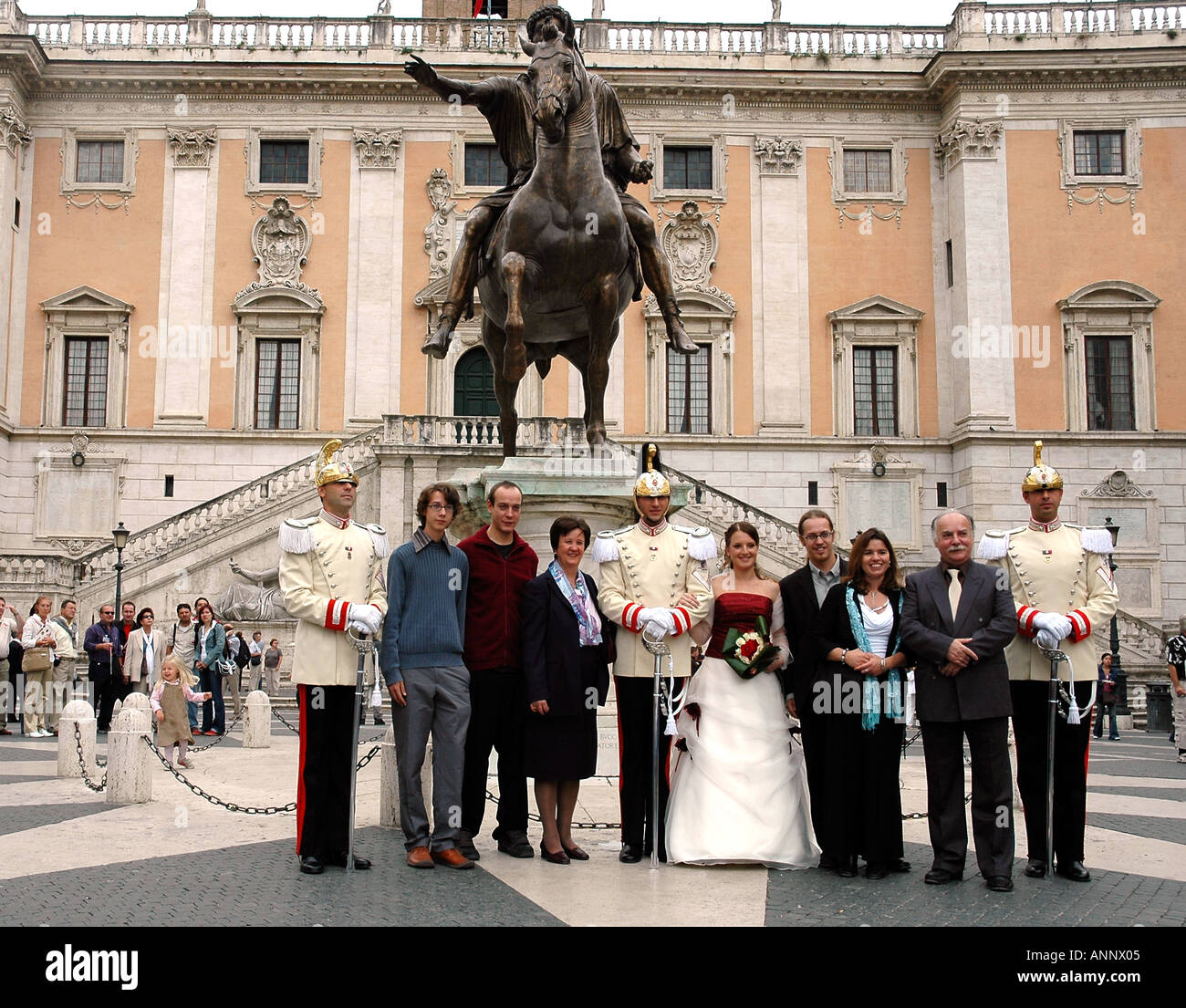 Une garde présidentielle, son épouse et sa famille, d'escorte de poser pour des photos de mariage à Rome, dans la place du Capitole à Michel-Ange et Banque D'Images
