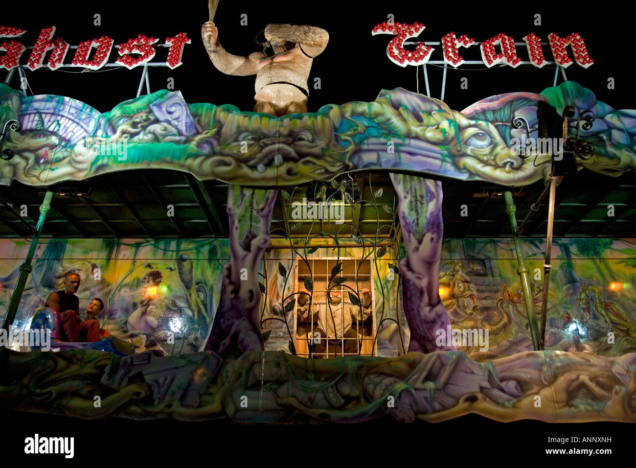 Père Fils sur Ghost Train Ride Fête foraine Parc Catane Sicile Italie Nettuno Banque D'Images