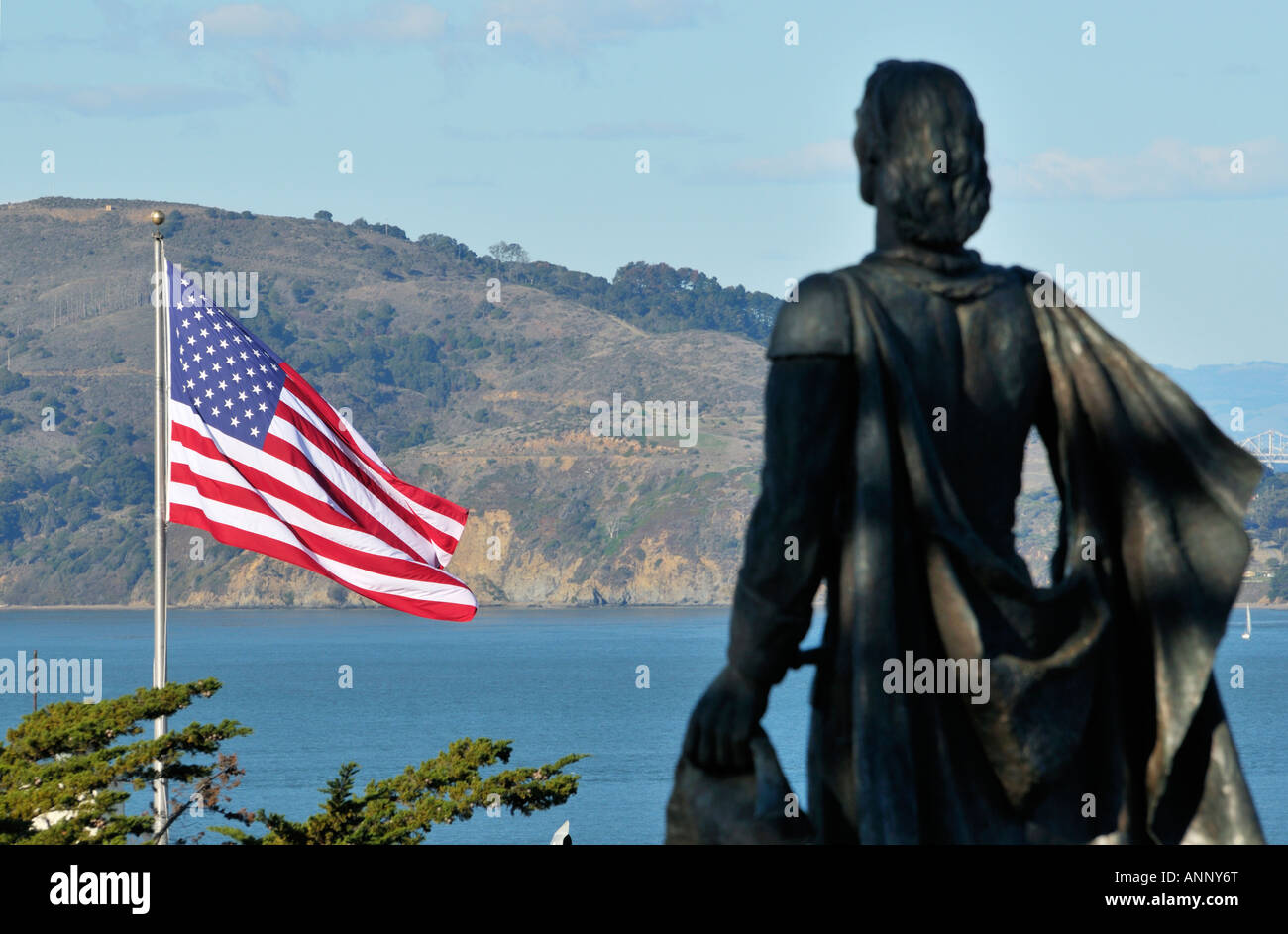 Statue de Christophe Colomb avec drapeau américain à la Coit Tower, San Francisco CA Banque D'Images