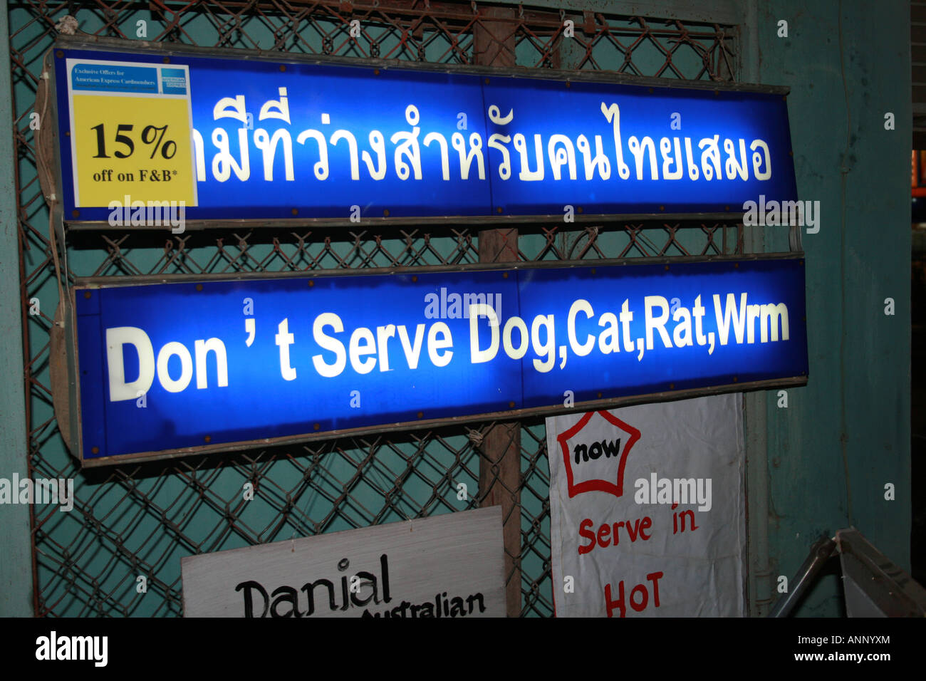 Inscrivez-vous à des poissons morts Tower Restaurant Siem Reap Cambodge Banque D'Images