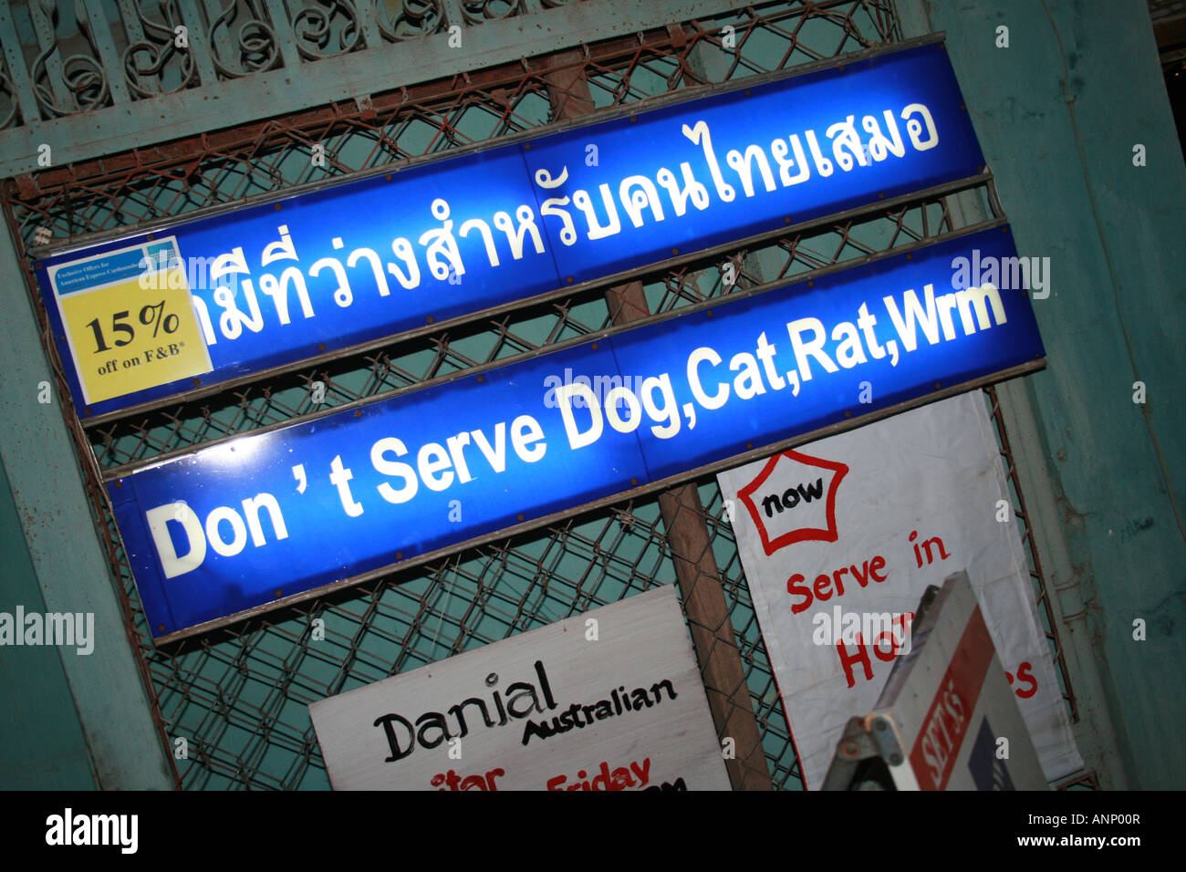 Inscrivez-vous à des poissons morts Tower Restaurant Siem Reap Cambodge Banque D'Images