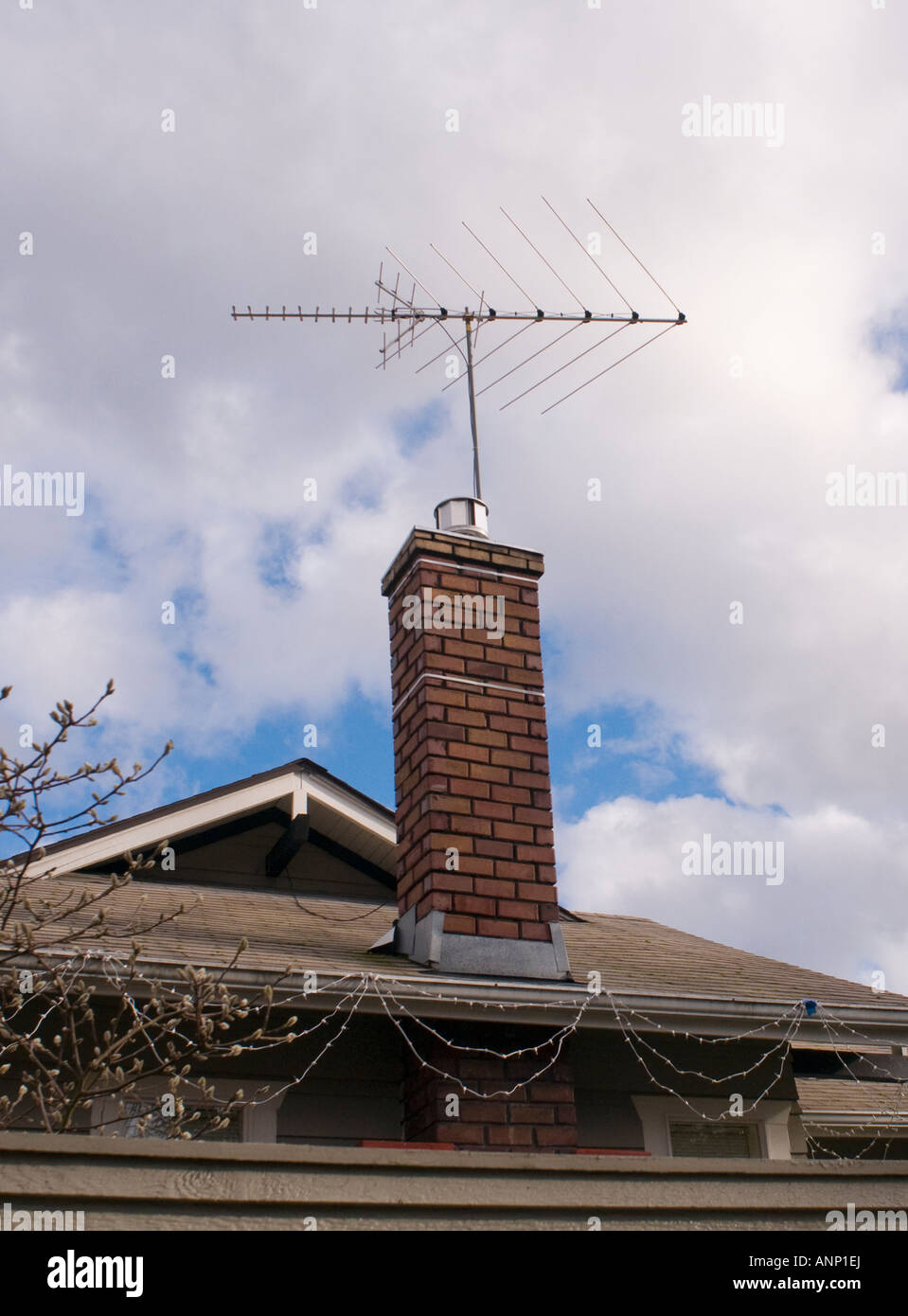Antenne de télévision analogique sur une cheminée sur une maison à l'extrémité nord de Tacoma, WA, USA. Banque D'Images