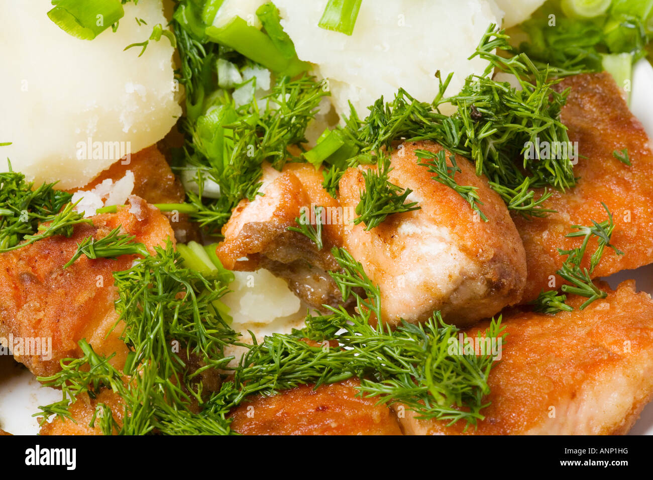 Assiette de poisson et de pommes de terre tranches Banque D'Images