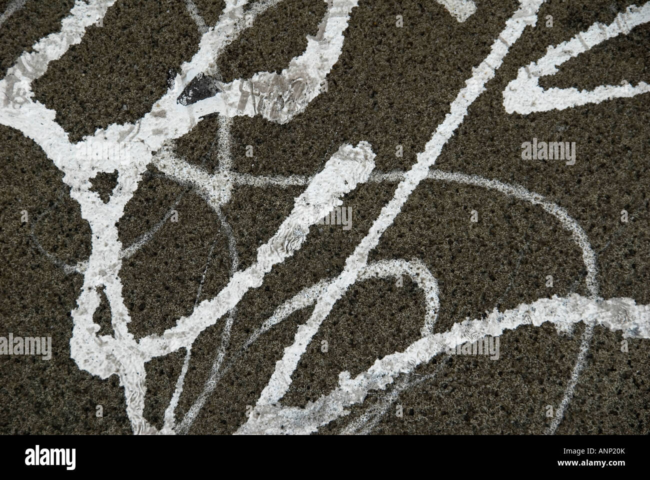 Détail d'un tourbillon de liquide de graffitis sur une rue Hongrois Banque D'Images