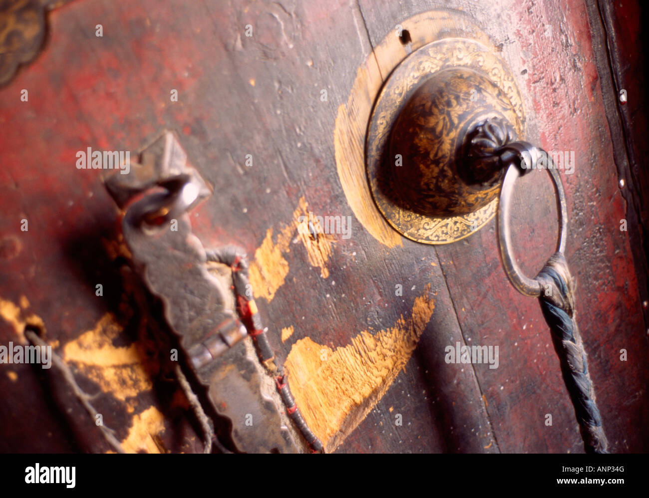 Temple bouddhiste du Tibet, à la poignée de porte Banque D'Images