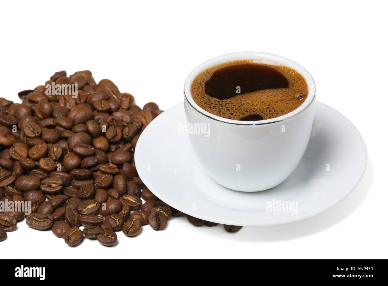 Tasse de café et grains de café renversé out sur fond blanc Banque D'Images