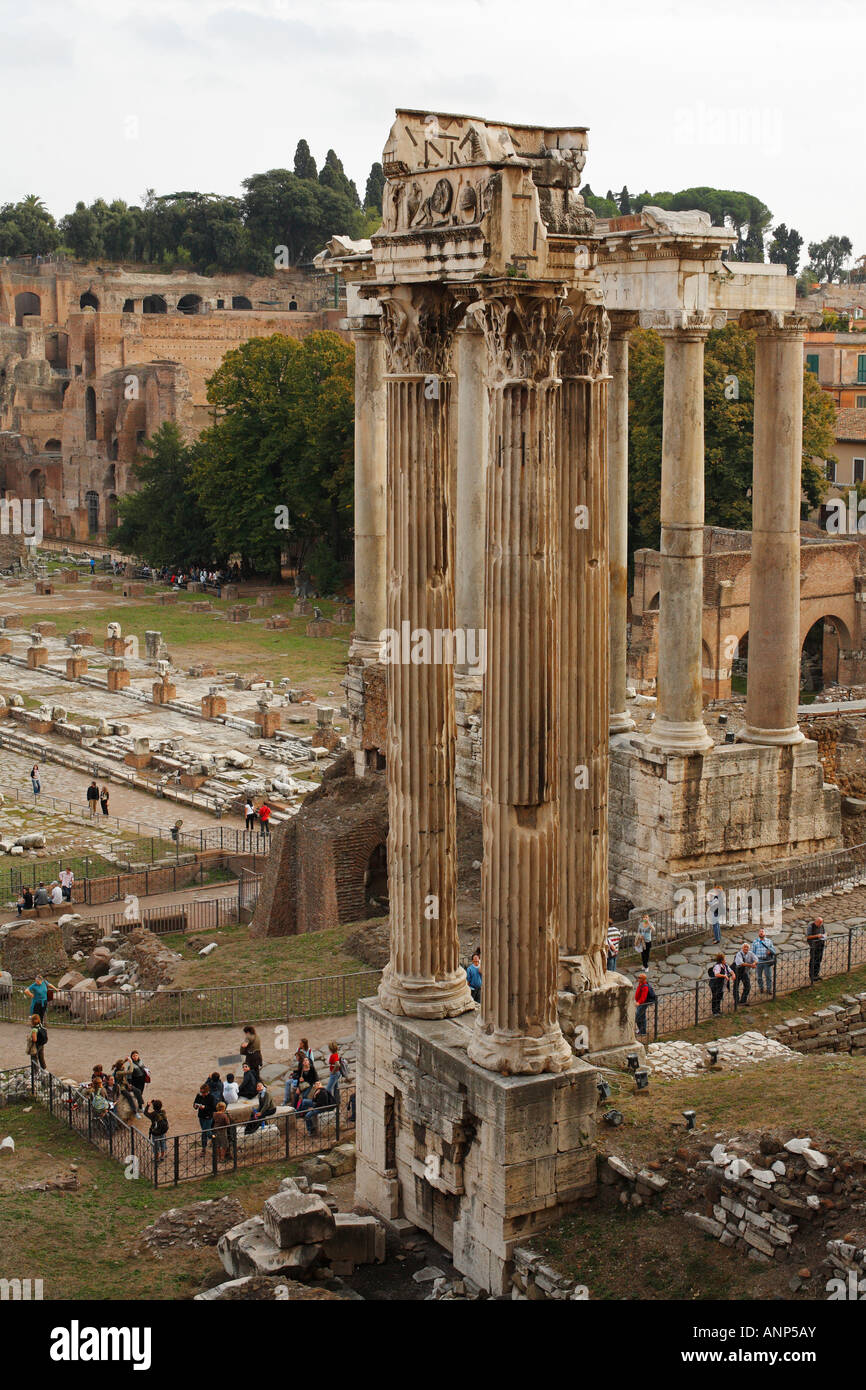 Les vestiges du temple de Vespasien et Titus et le Temple de Saturne dans le Forum Romain, Rome, Italie Banque D'Images
