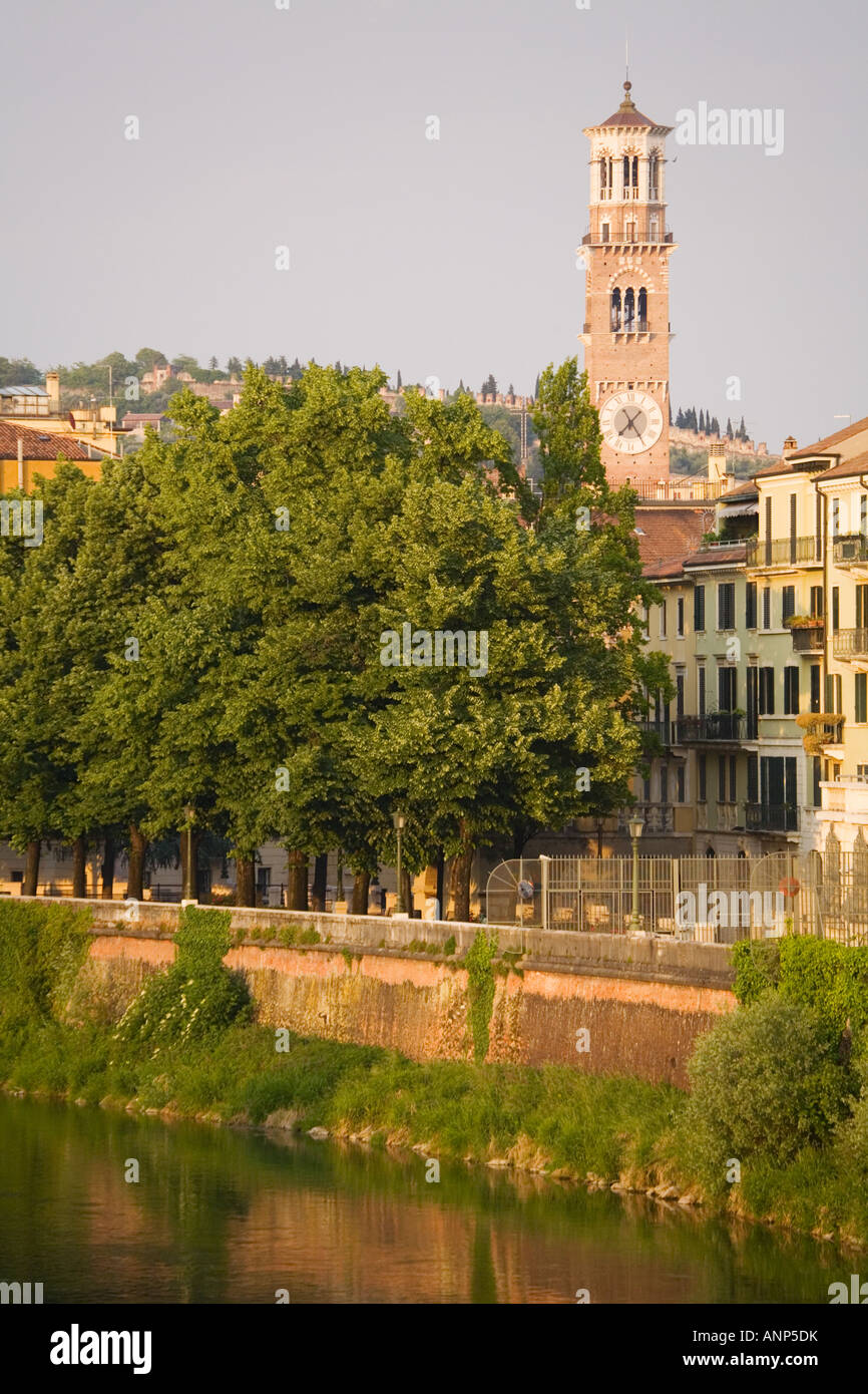 Vérone Italie du nord Vue de la ville et rivière dans la lumière du soleil du soir Banque D'Images