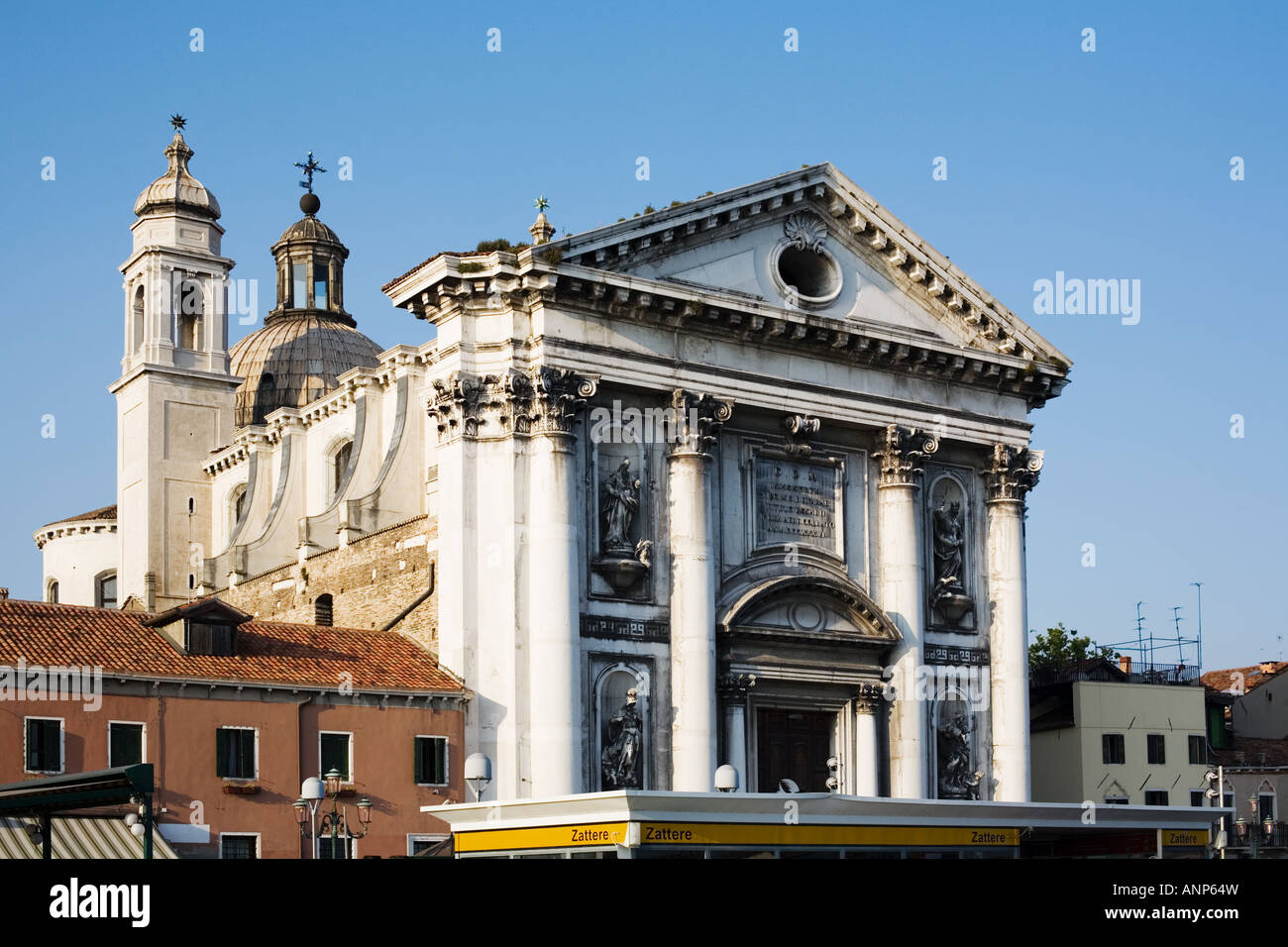 Venise Église des Gesuat à l'arrêt de vaporetto des Zattere Banque D'Images