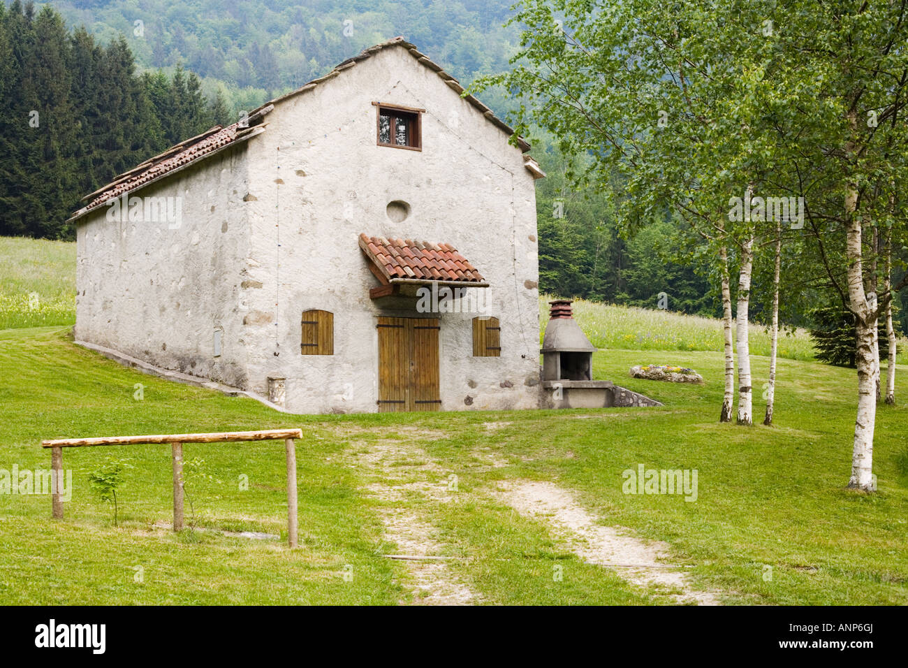 Une maison rurale typique dans les Alpes Banque D'Images