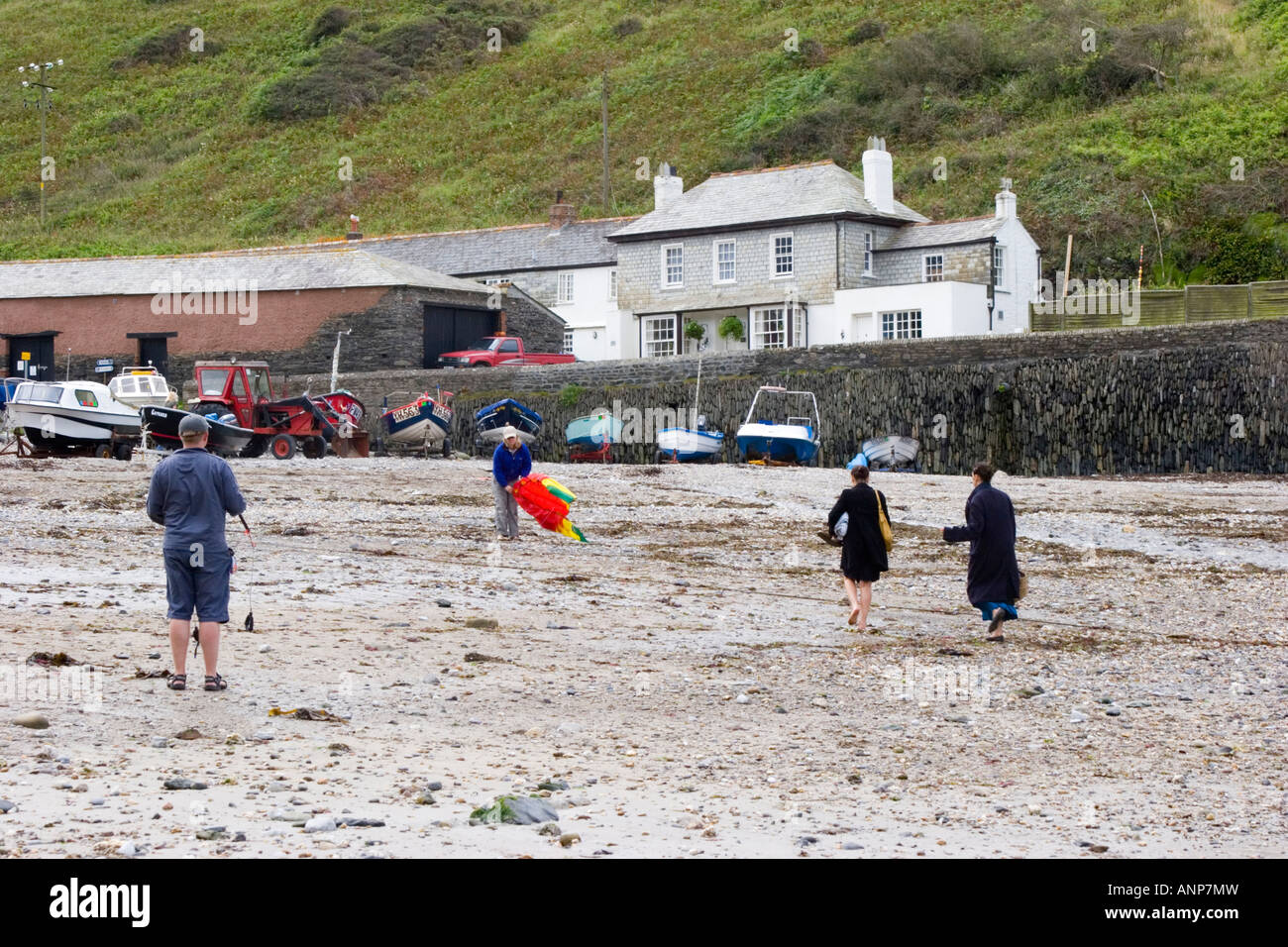 Voler un cerf-volant sur la plage à Port Gaverne en Cornouailles du Nord Banque D'Images