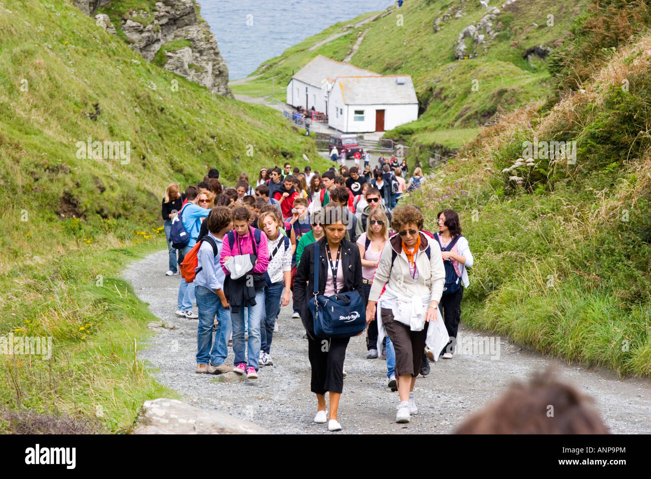Les marcheurs l'ascension de la colline du Château de Tintagel vers le village Banque D'Images