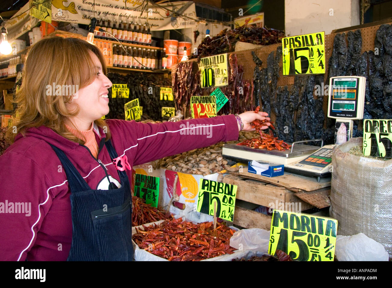 Pesée du vendeur piments séchés au marché de la Merced à Mexico Mexique Banque D'Images