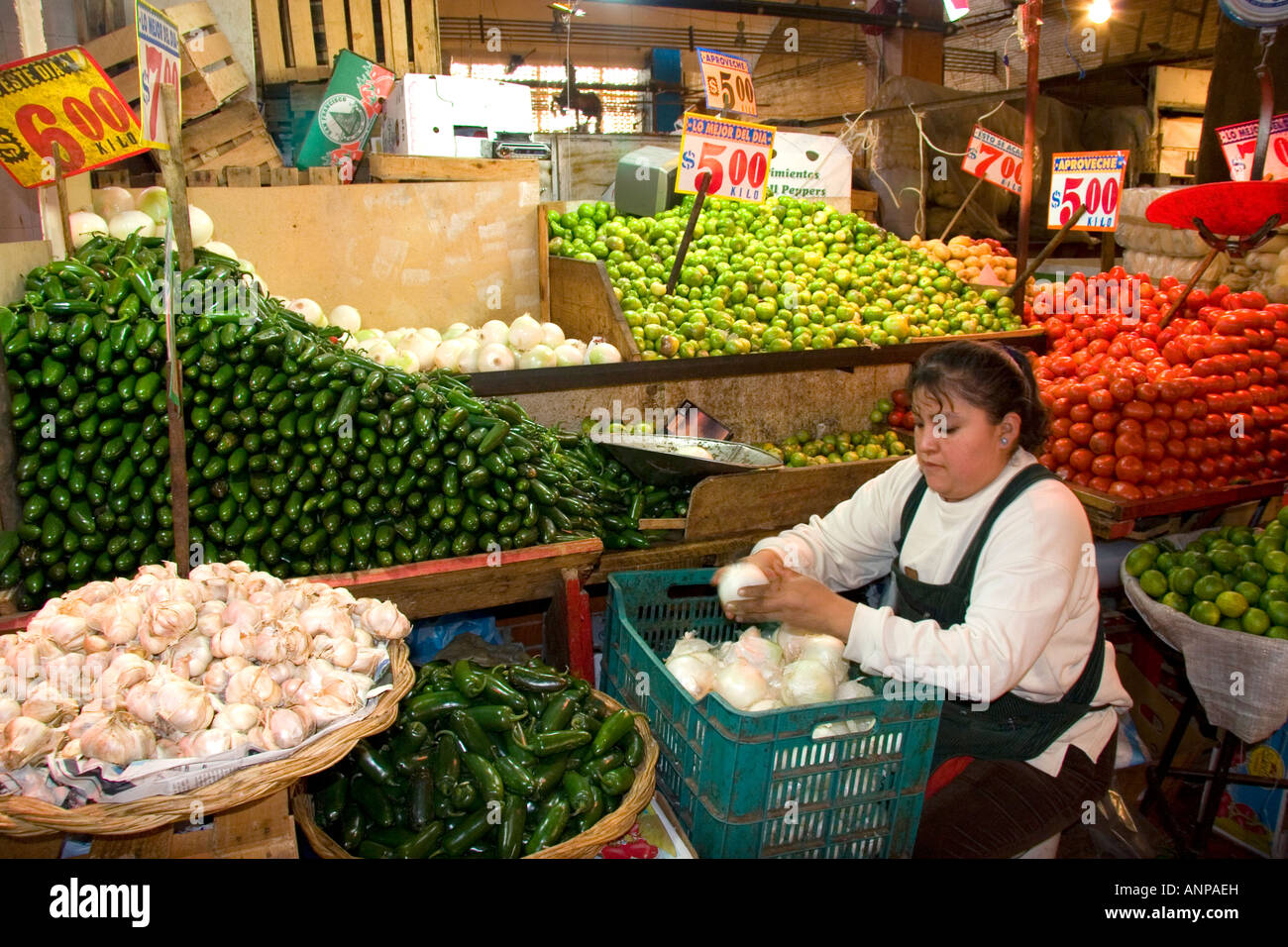 Stockage du vendeur d'oignons à une production de stand à la Merced à Mexico Mexique Marché Banque D'Images
