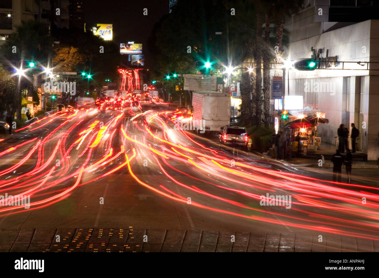 Le trafic de nuit dans la ville de Mexico Mexique Banque D'Images