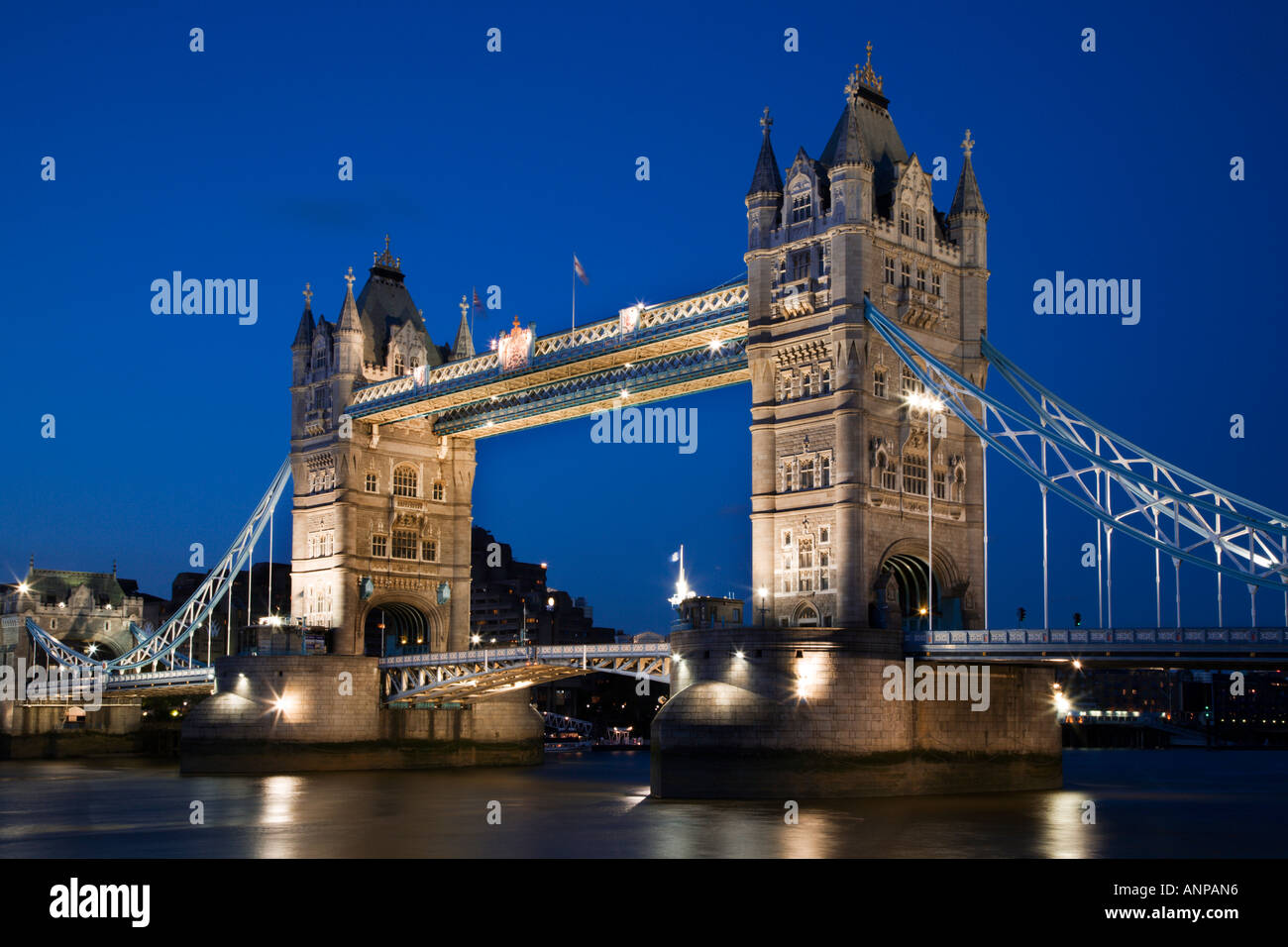 Réflexions de l'courts de Tower Bridge dans la Tamise au crépuscule London England Banque D'Images