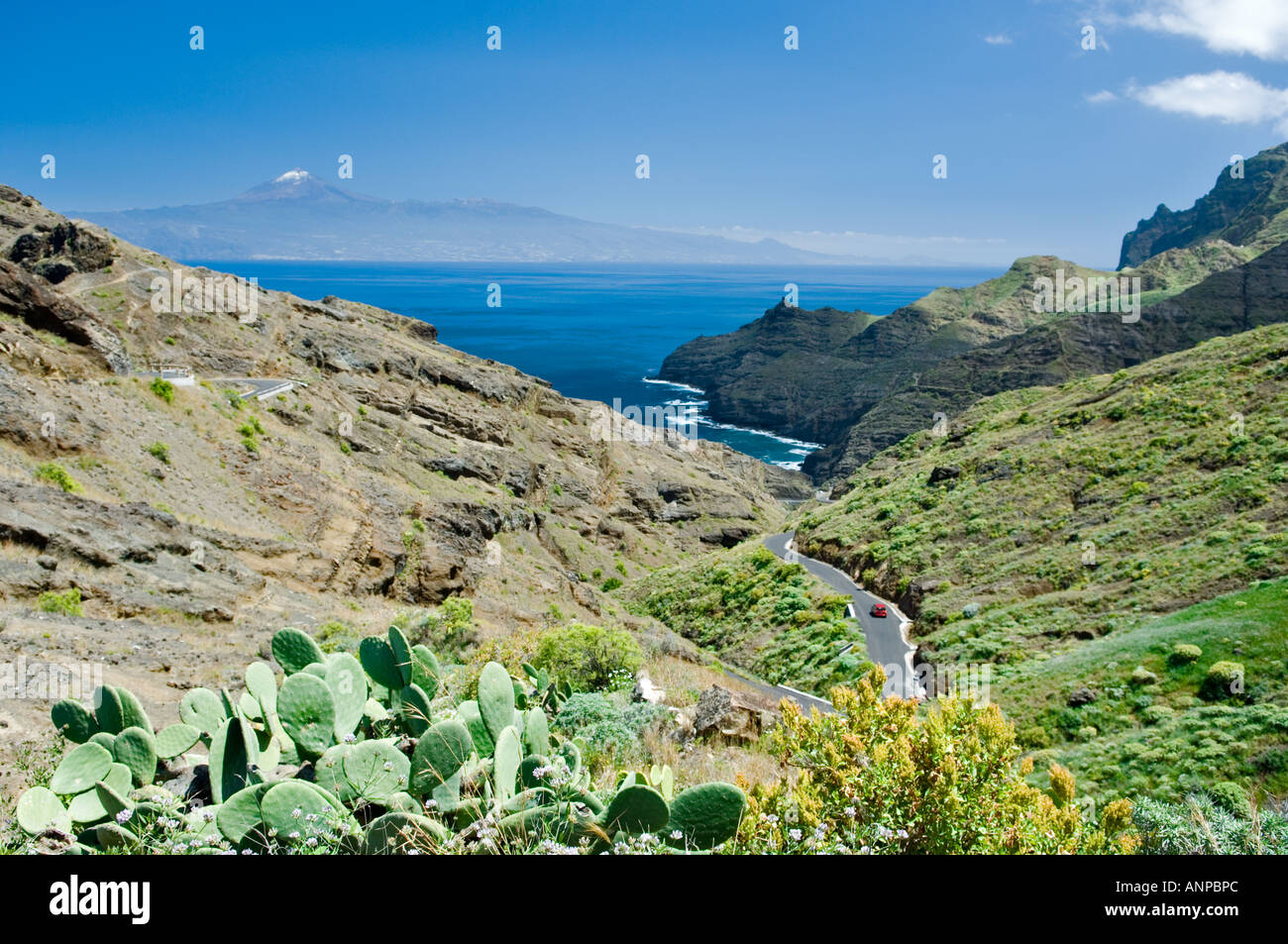 La Gomera, Îles Canaries, Espagne. Playa de La Caleta. Embout neige Pico de Teide à Tenerife, à distance Banque D'Images