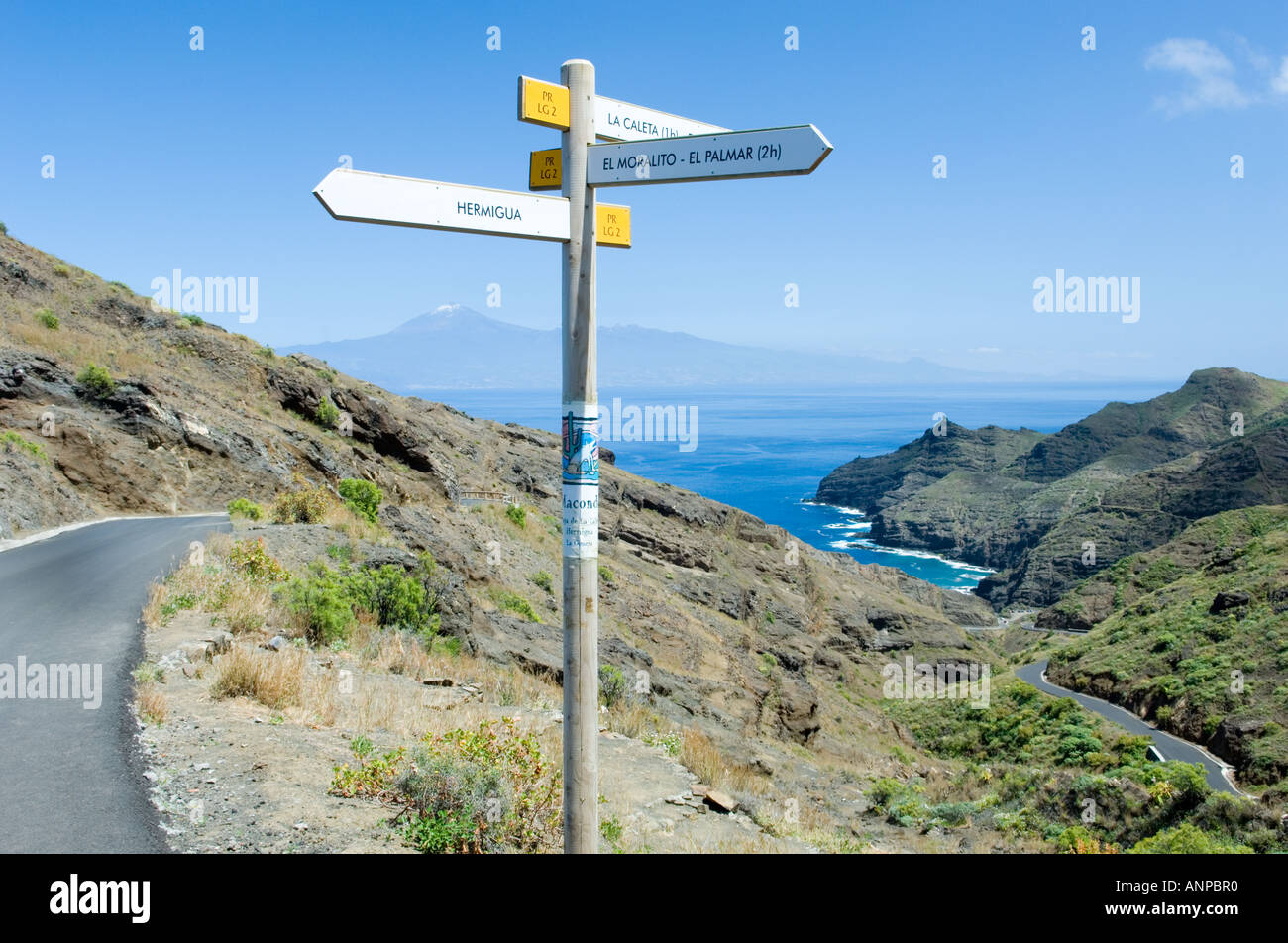 La Gomera, Îles Canaries. Panneau routier au-dessus de Playa de La Caleta. Pico del Teide enneigé sur Tenerife en distance Banque D'Images