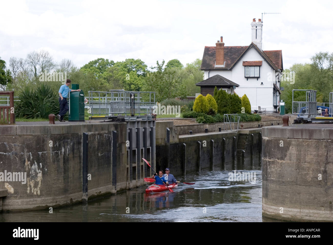 Lock et Lock Keeper s cottage sur la Tamise par Goring et Streatley Banque D'Images