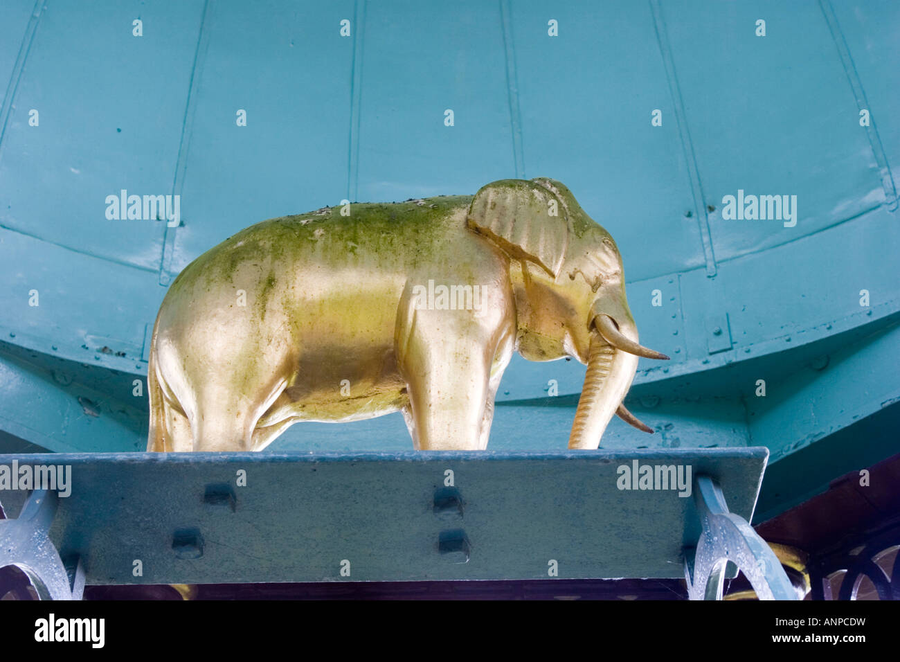 L'éléphant d'or du Maharaja s bien dans le vilage de Stoke Row Banque D'Images
