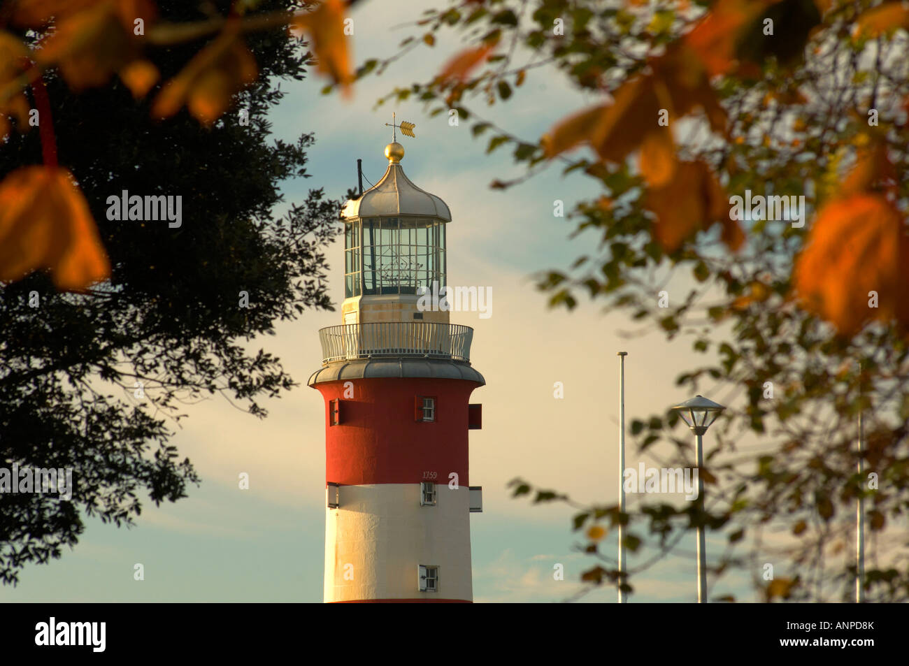 Haut de Smeaton's Tower lighthouse vue à travers les arbres d'automne Plymouth Hoe Devon UK Banque D'Images