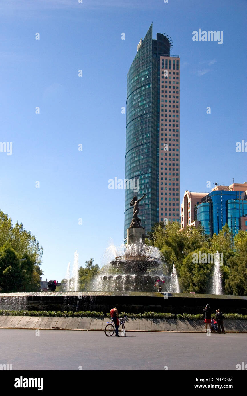 La fontaine de Diana Cazadora et la Torre Mayor situé sur le Paseo de la Reforma à Mexico Mexique Banque D'Images