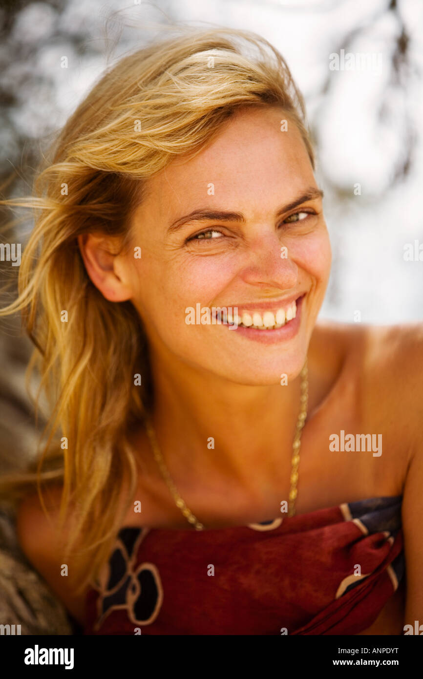 Un pretty smiling woman Portrait dans la nature Banque D'Images